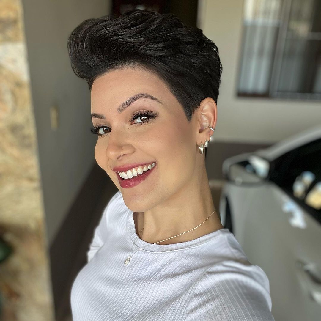 Pixie Cut com Franja: Versatilidade e Feminilidade no Cabelo Curto