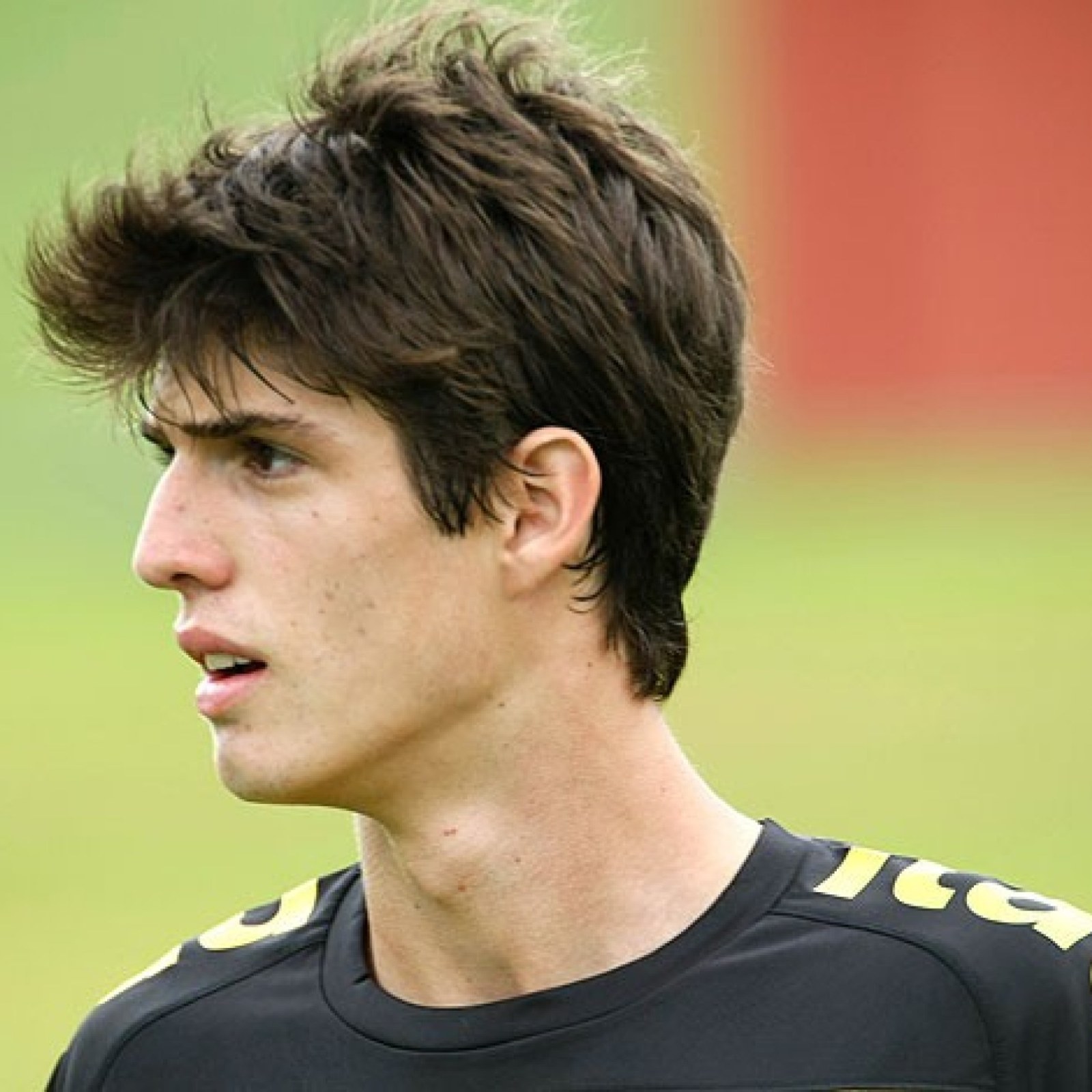 Cortes de Cabelo Masculinos dos Anos 2000 que Ainda Estão em Alta