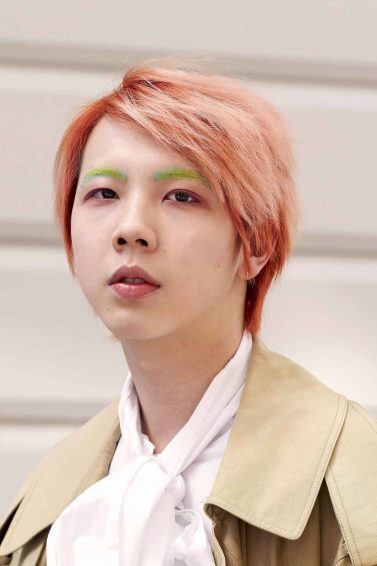 Matizador Azul vs. Corretor Verde: Qual Usar para Neutralizar o Laranja no Cabelo Masculino