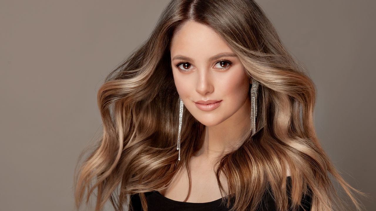 Cabelo Liso Quimicamente Tratado com Luzes: Como Evitar o Corte Químico