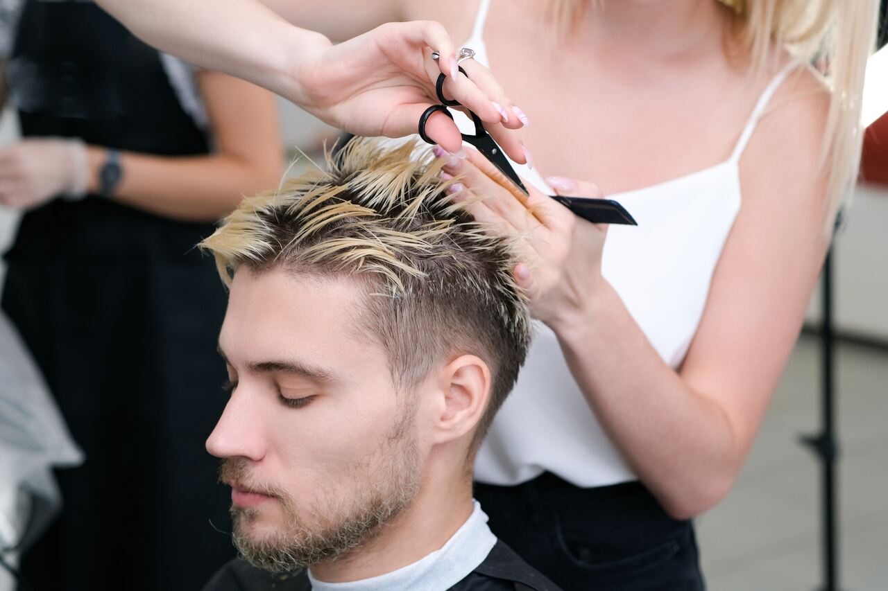 Cabelo Liso Platinado: Tendências Masculinas e Cuidados Essenciais