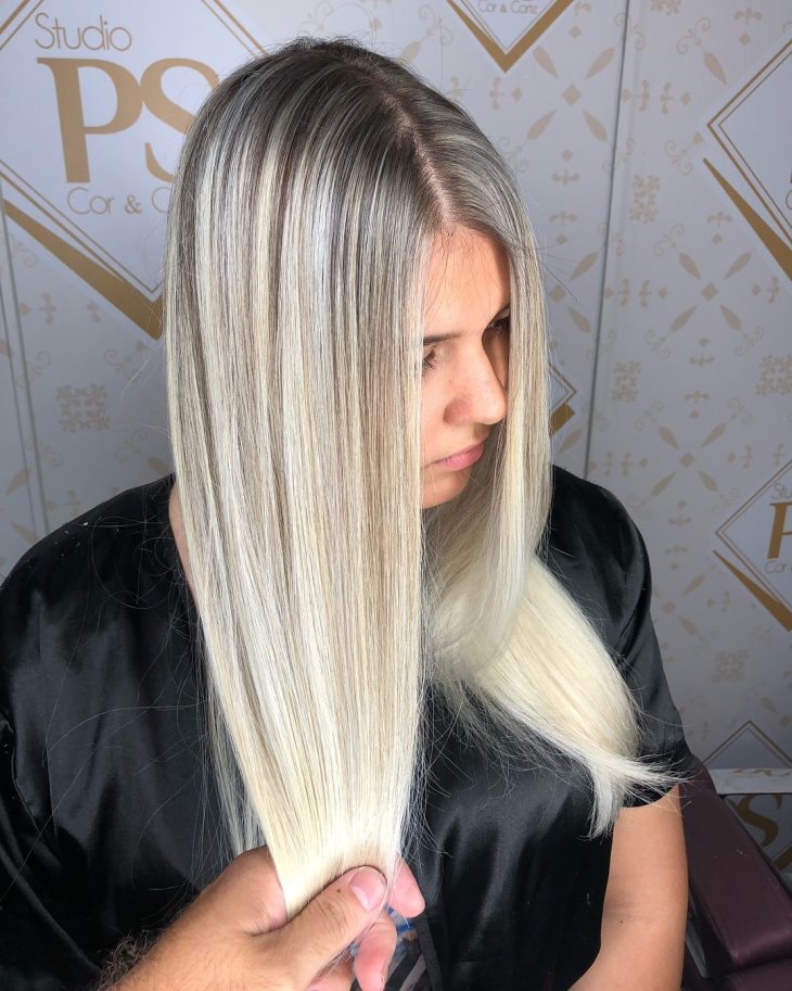 Morena Iluminada em Cabelo Liso: Escolha o Tom Perfeito para Você