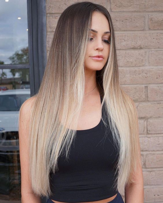 Morena Iluminada em Cabelo Liso: Escolha o Tom Perfeito para Você