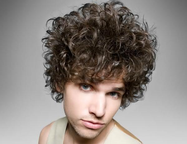 cabelo liso na raiz e ondulado nas pontas masculino