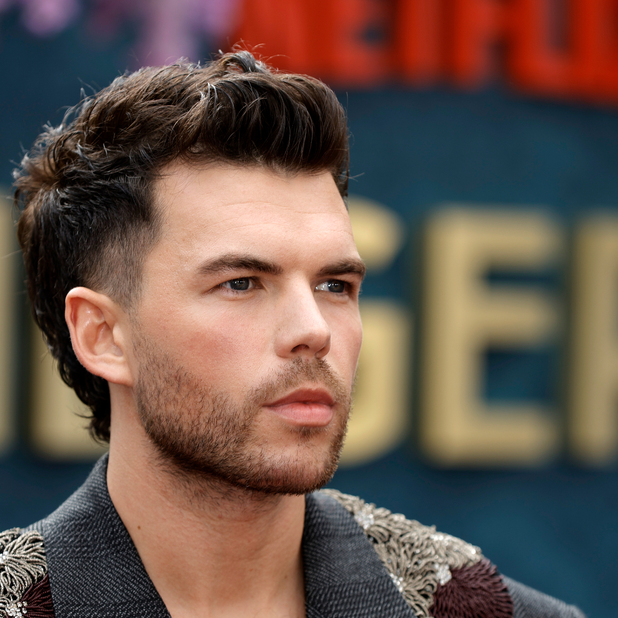 cabelo liso na raiz e ondulado nas pontas masculino