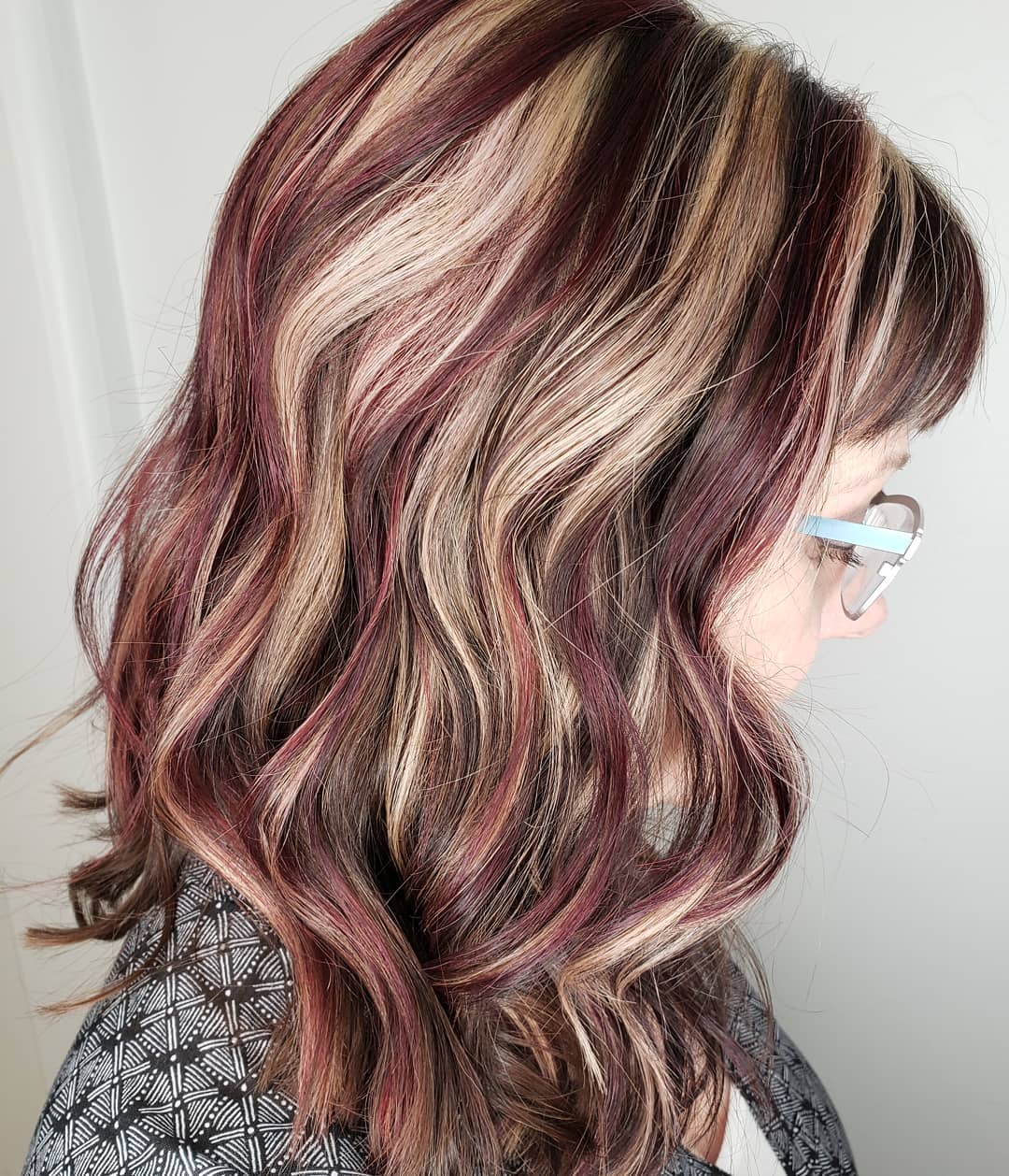 cabelo loiro com luzes vermelhas