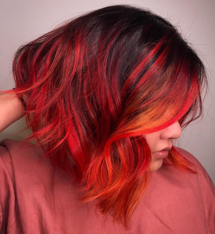 Loiro Platinado com Vermelho: O Contraste Perfeito para um Visual Marcante