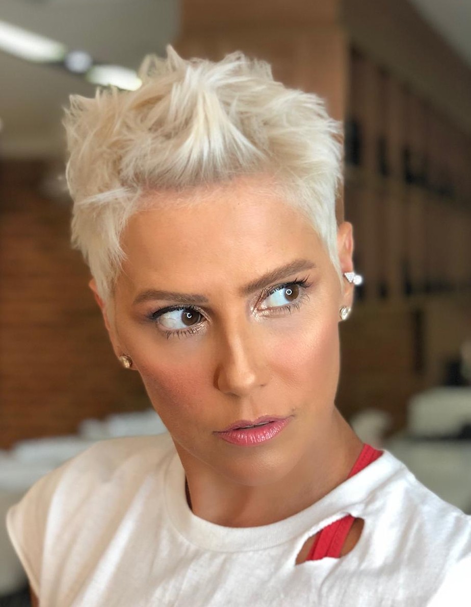 Pixie Cut Platinado: Ousadia e Modernidade em Cabelos Curtos