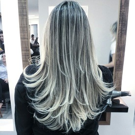 cabelo loiro platinado com mechas pretas