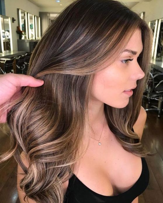 cabelo loiro platinado com mechas pretas