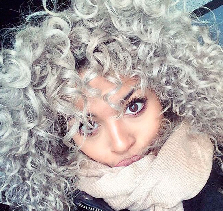 Mechas Inversas: O Guia Definitivo para Escurecer o Cabelo Loiro Platinado