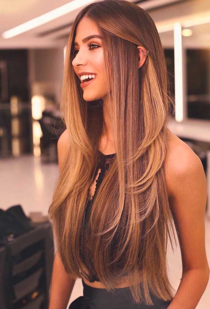 Cabelo Longo com Franja: Tendências e Como Escolher a Sua