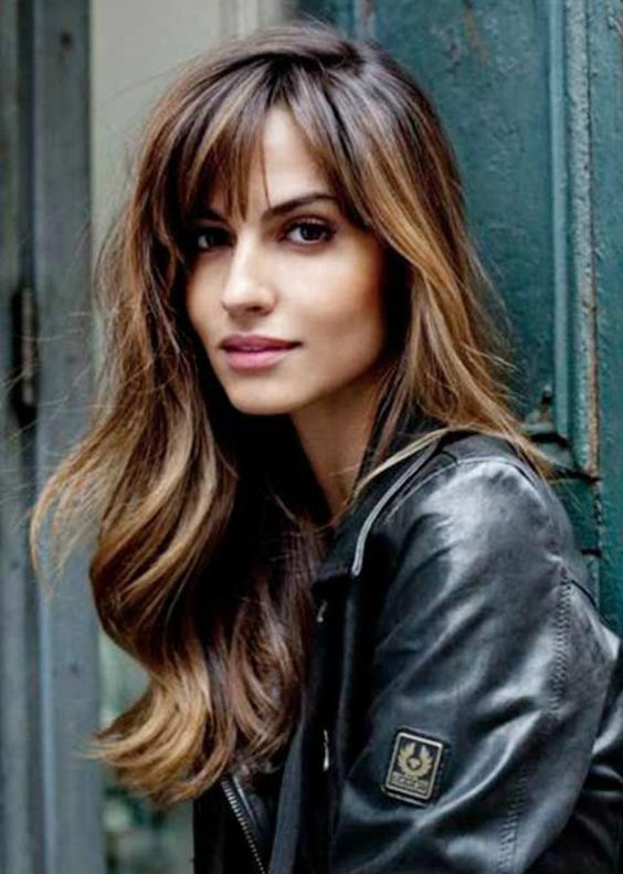 Cortes de Cabelo Longo com Franja: Tendências e Estilos para Rejuvenescer