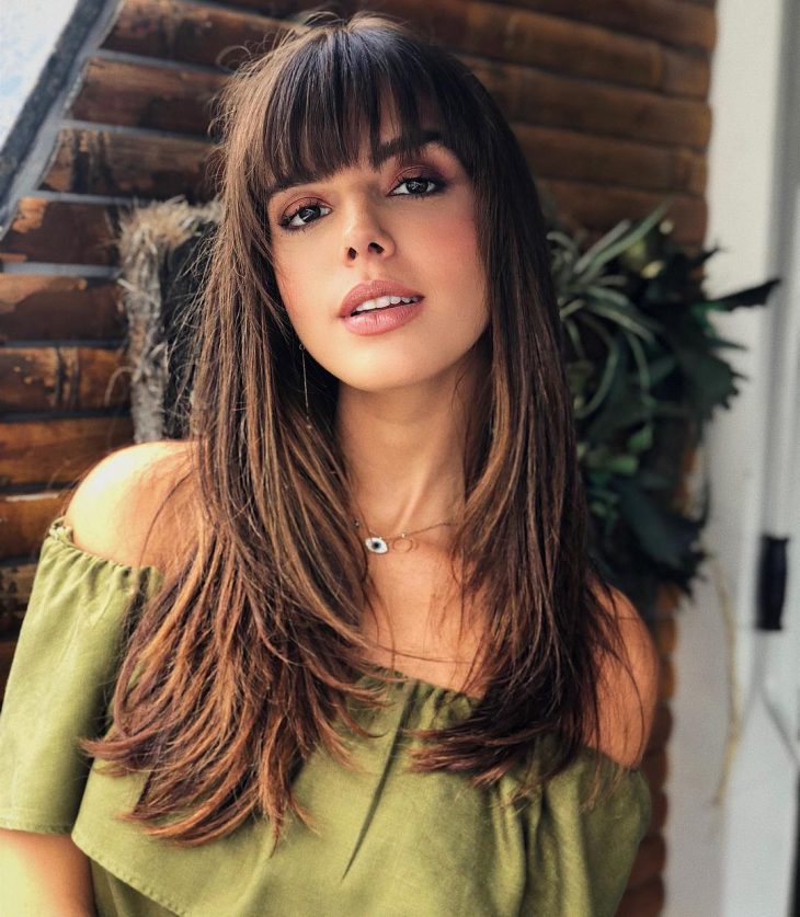 Baby Bangs: Ousadia e Personalidade no Cabelo Longo