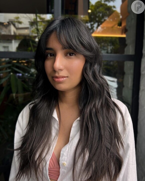 Cortes de Cabelo Longo com Franja: Tendências e Estilos para Rejuvenescer