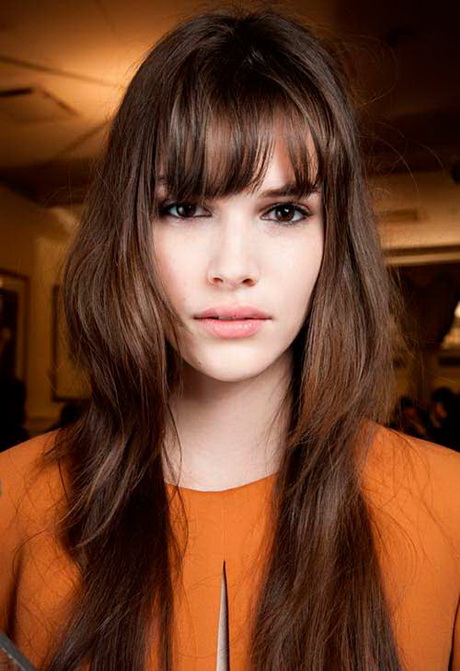 Guia Completo: Como Estilizar sua Franja Cortina para um Look Tumblr; Baby Bangs: Ousadia e Estilo no Cabelo Longo com Franja; Penteados Tumblr Fáceis para Cabelos Longos com Franja; Corte Butterfly e Franja: O Segredo para Volume e Movimento Perfeitos; Simulador de Franja: Descubra o Melhor Estilo para o Seu Rosto