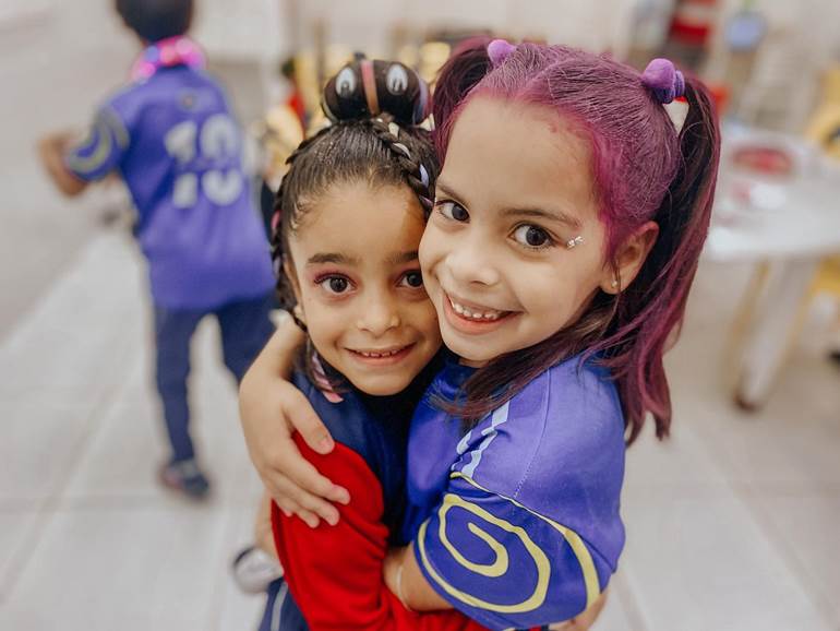 Como Fazer Cabelo Maluco em Casa: Passo a Passo para Penteados de Cupcake e Garrafa de Refrigerante