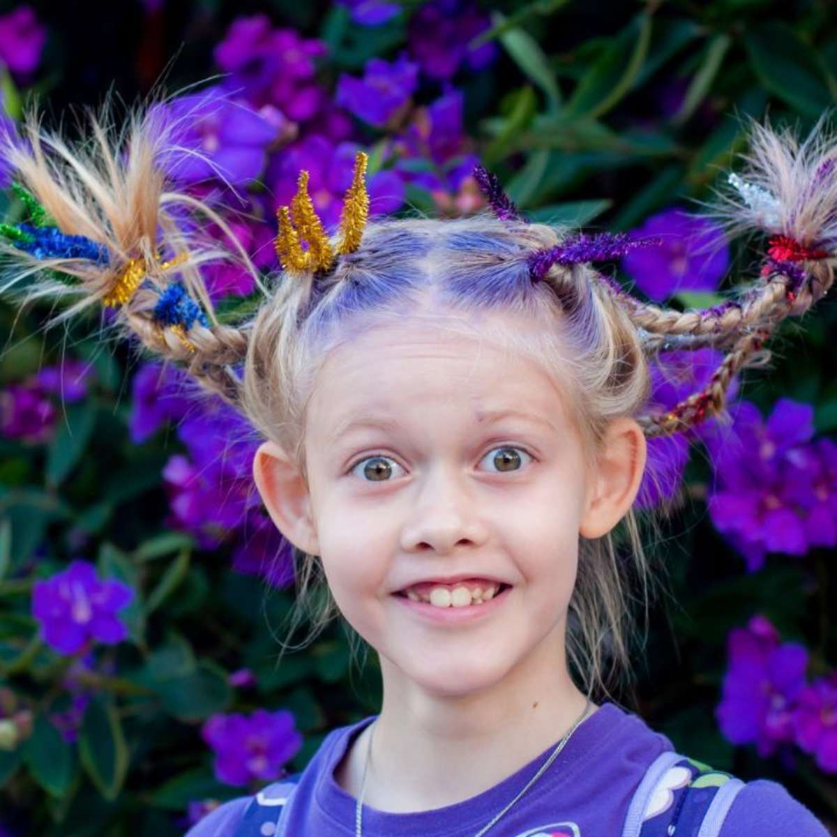 10 Penteados de Cabelo Maluco Fáceis e Rápidos para o Dia da Criatividade na Escola