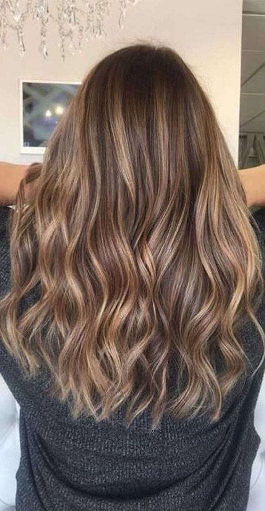 cabelo marrom com mechas caramelo