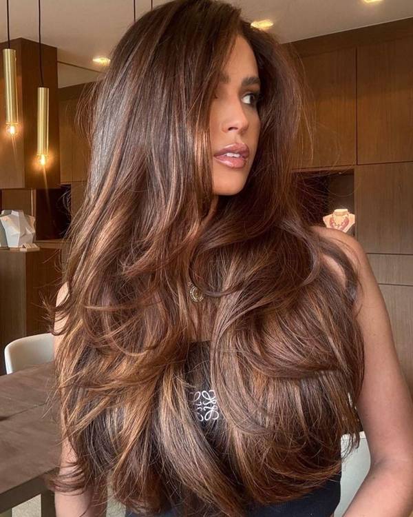 cabelo castanho com reflexos