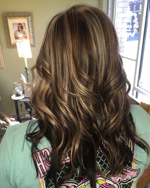 cabelo marrom com mechas mel