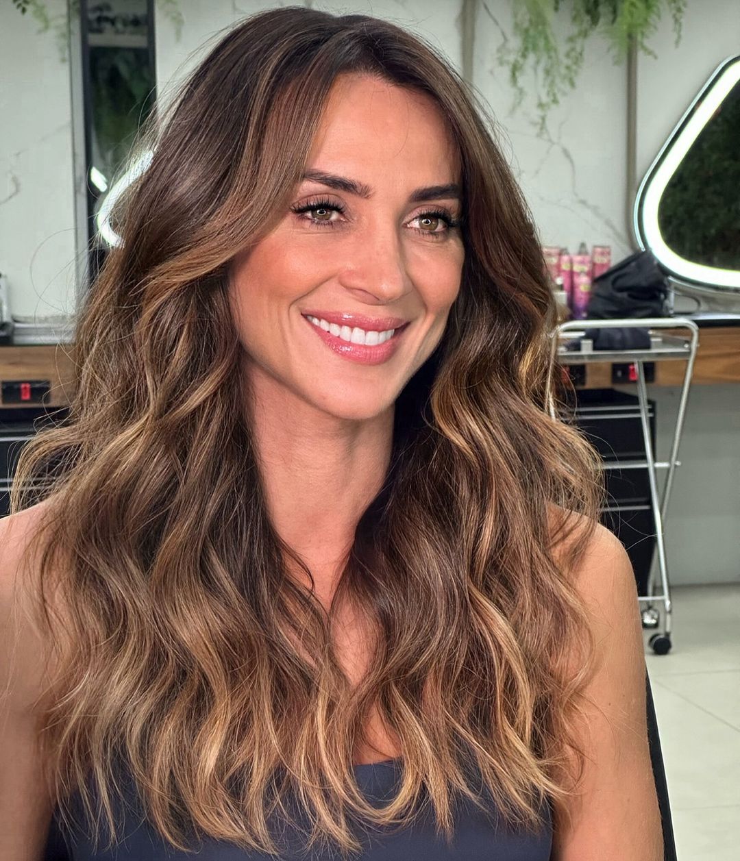 cabelo marrom com mechas discretas