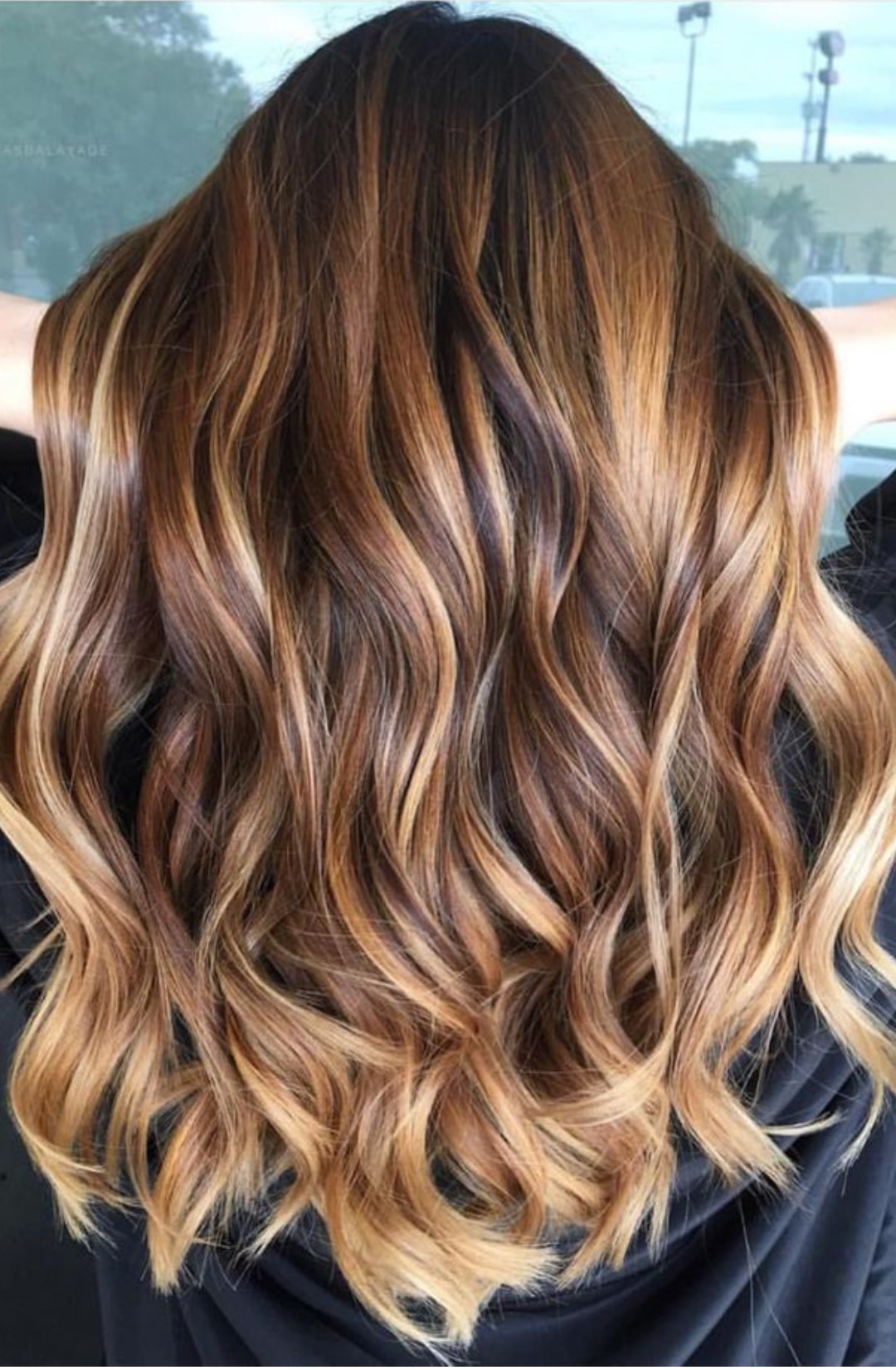 Marrom dourado: a cor que rejuvenesce e ilumina o rosto