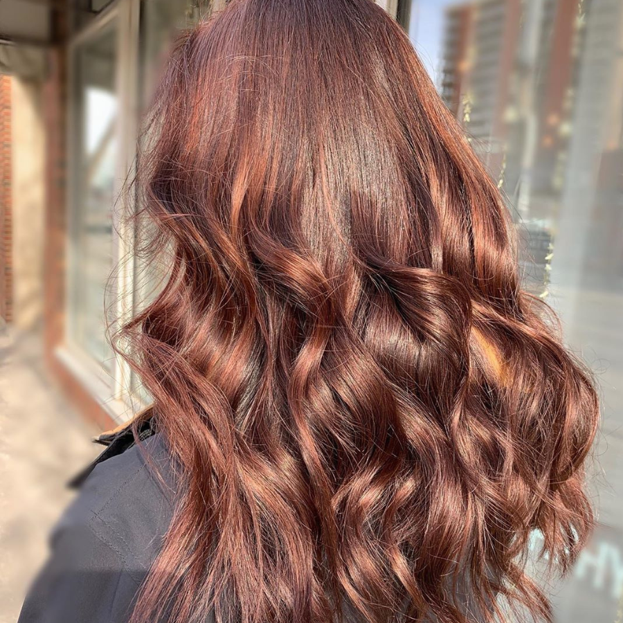 cabelo marrom escuro avermelhado