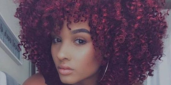 cabelo marsala roxo ametista em pele negra fria
