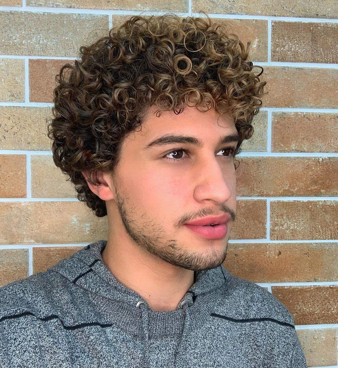 Cabelo Cacheado Masculino Ressecado: Dicas para Combater o Frizz e Manter a Saúde