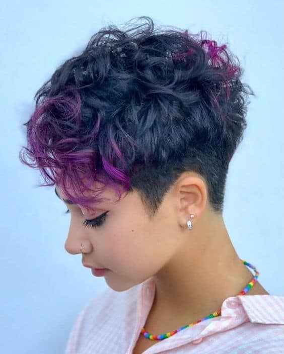 Inspirações de Cabelo Roxo Masculino: De Tons Claros a Escuros