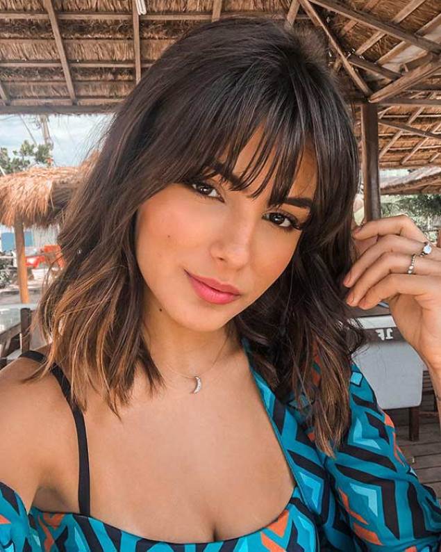 cabelo médio com pontas viradas para fora