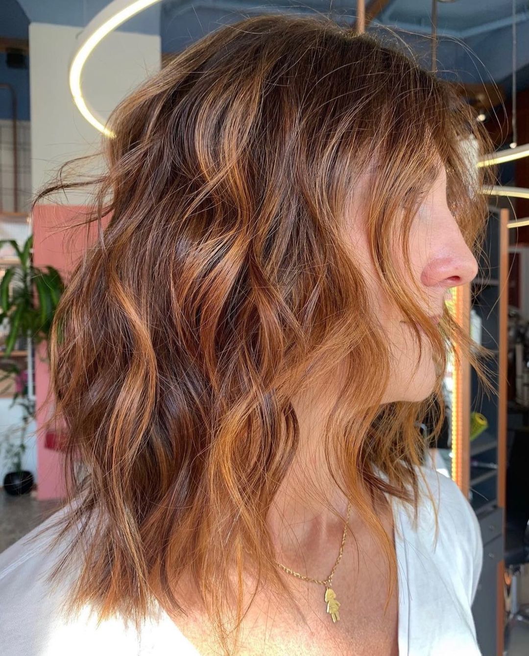 cabelo medio repicado com franja lateral para rosto redondo