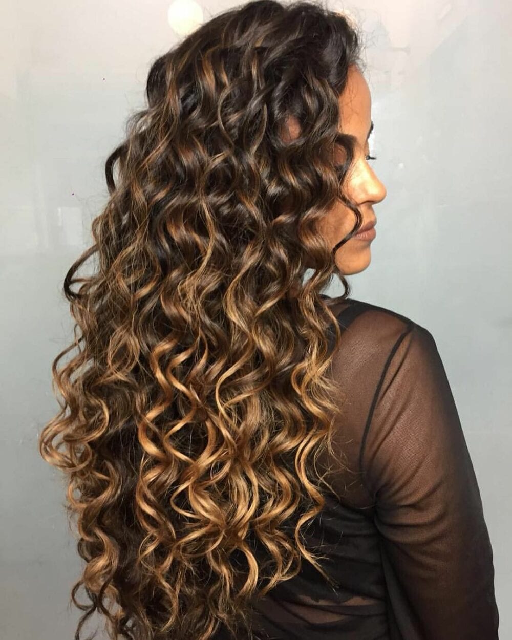 Morena Iluminada Caramelo: Inspirações para Cabelos Curtos e Longos