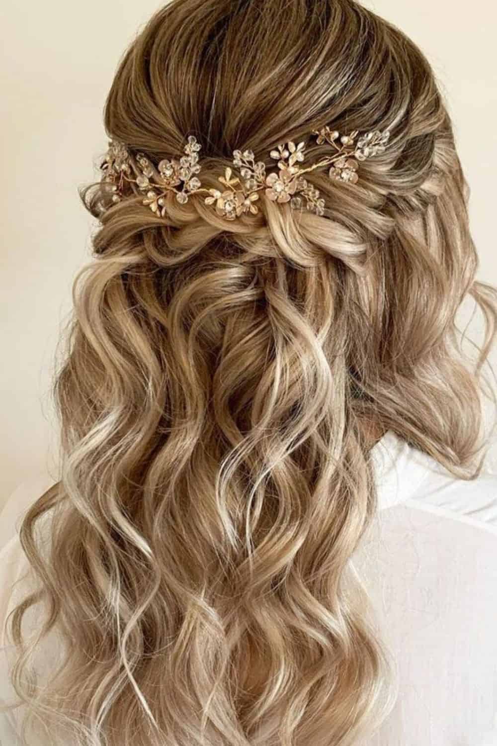 penteado de noiva cabelo cacheado com véu