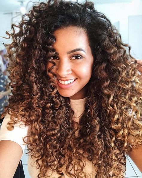 Morena Iluminada ou Ombré Loiro: Qual Estilo Escolher para Realçar Sua Beleza?