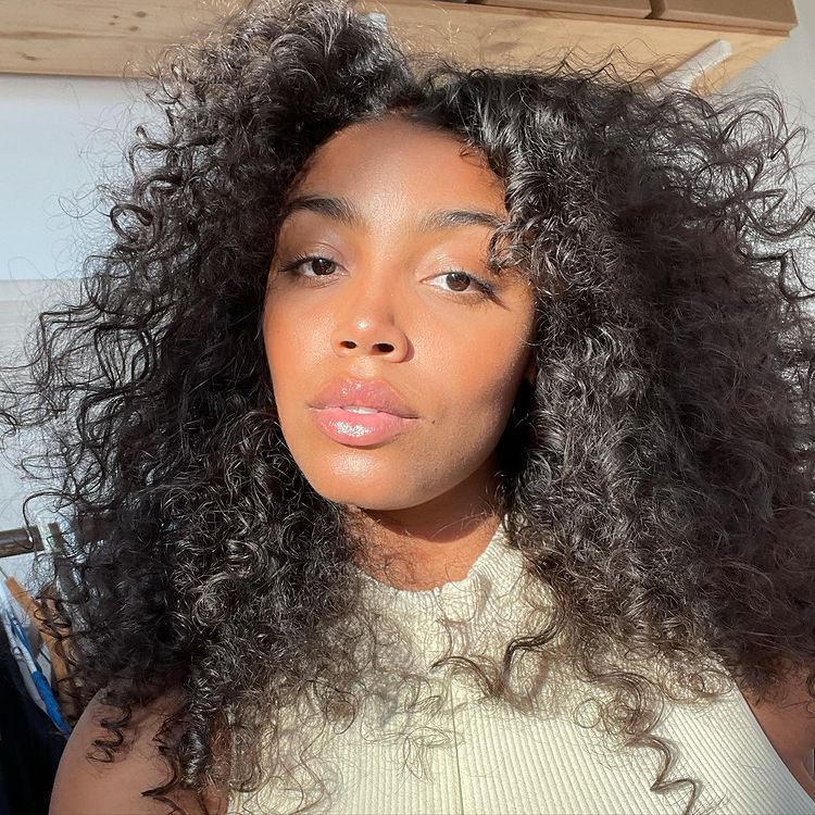 cabelo ondulado com franja