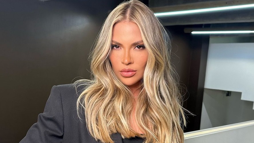 5 ideias de títulos para posts sobre cabelo ondulado loiro:
1. Descubra os Tons de Loiro Perfeitos para Cabelos Ondulados em 2025
2. Cortes que Transformam: Valorize Seu Cabelo Ondulado Loiro
3. Rotina de Cuidados Essencial para Manter Seu Loiro Ondulado Radiante
4. Ondulado Loiro Praiano: O Guia Completo para o Visual do Verão
5. De 2A a 2B: Como Finalizar Seu Cabelo Ondulado Loiro para Ondas Incríveis