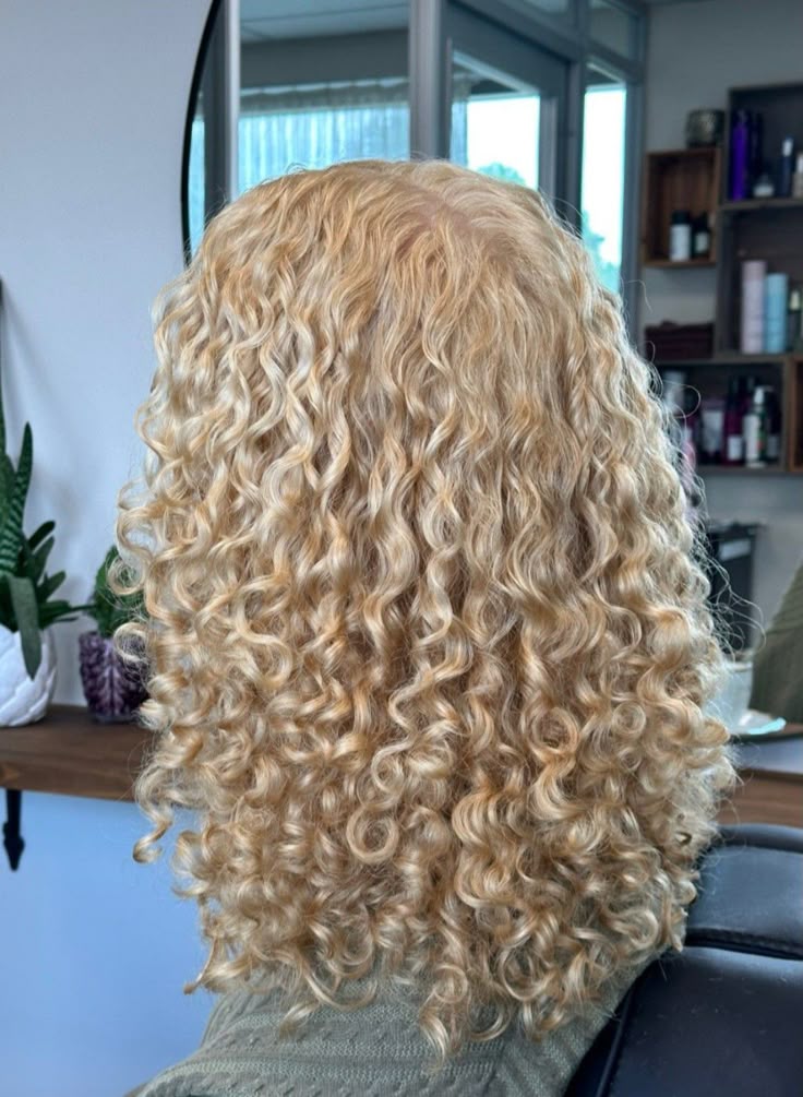 5 ideias de títulos para posts sobre cabelo ondulado loiro:
1. Descubra os Tons de Loiro Perfeitos para Cabelos Ondulados em 2025
2. Cortes que Transformam: Valorize Seu Cabelo Ondulado Loiro
3. Rotina de Cuidados Essencial para Manter Seu Loiro Ondulado Radiante
4. Ondulado Loiro Praiano: O Guia Completo para o Visual do Verão
5. De 2A a 2B: Como Finalizar Seu Cabelo Ondulado Loiro para Ondas Incríveis