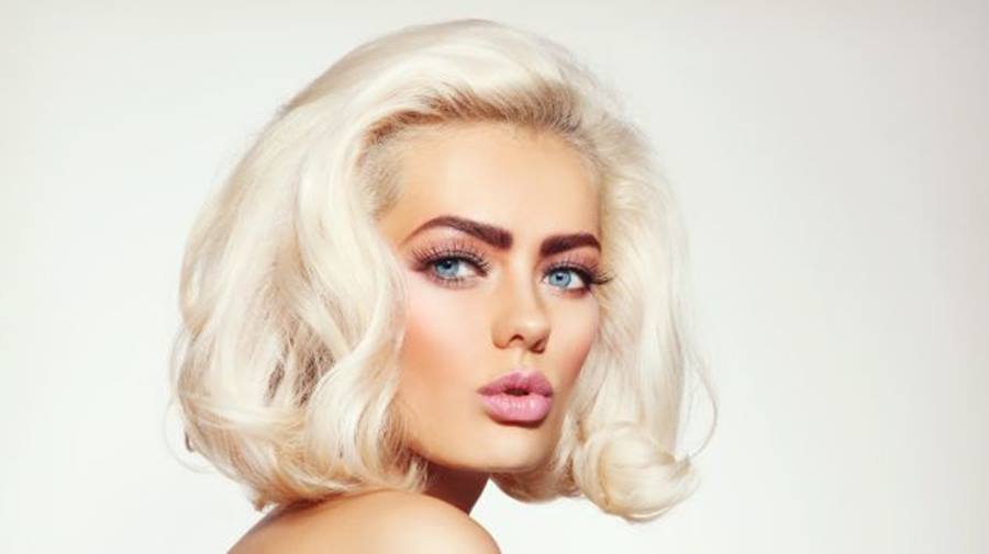 Cores e Cuidados Essenciais
3. Raiz Esfumada: A Tendência que Transforma o Cabelo Platinado Curto
4. Buzz Cut Platinado: Minimalismo e Impacto Visual
5. Dicas de Manutenção para um Cabelo Platinado Curto Perfeito