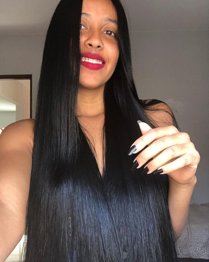 cabelo preto azulado com mechas