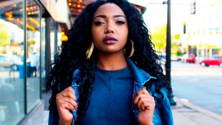 cabelo preto azulado masculino