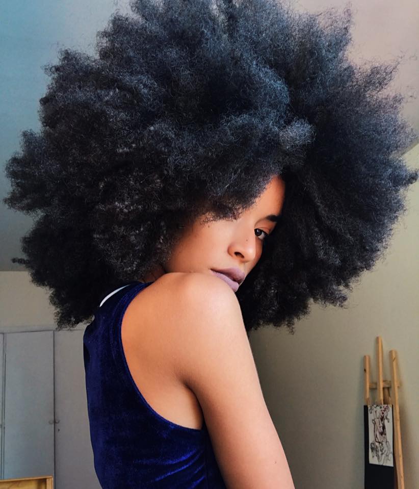 cabelo preto azulado com mechas