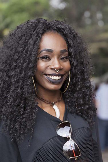 cabelo preto azulado ondulado