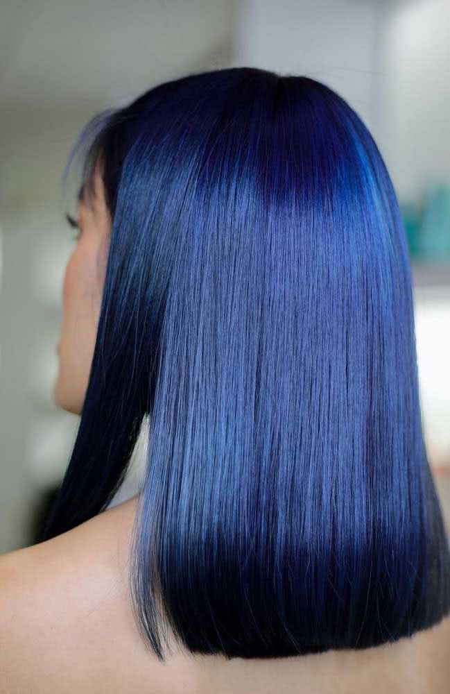 cabelo preto azulado em pele negra