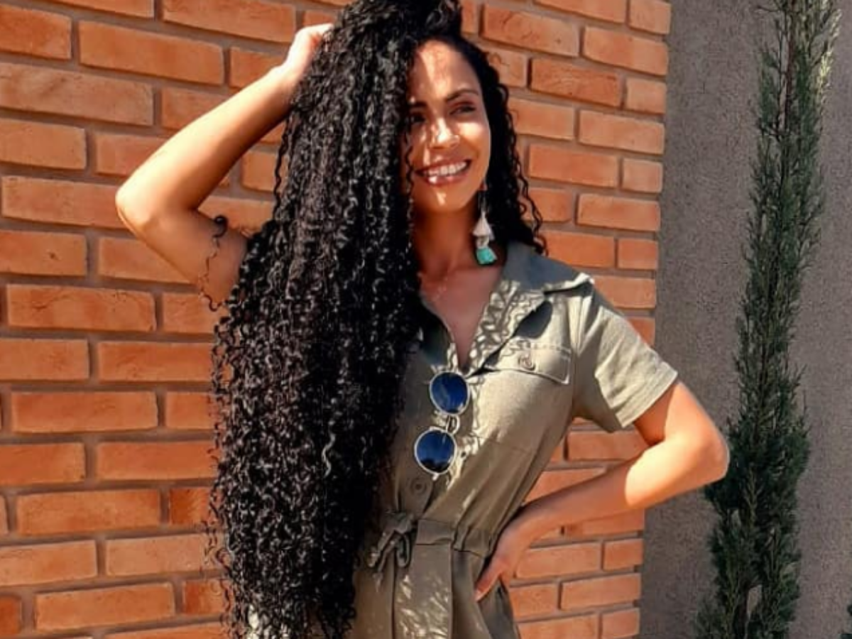 cabelo preto violeta cacheado