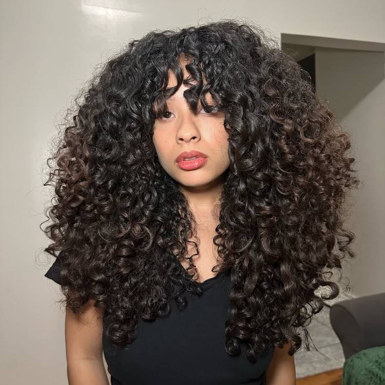 cabelo preto azulado cacheado