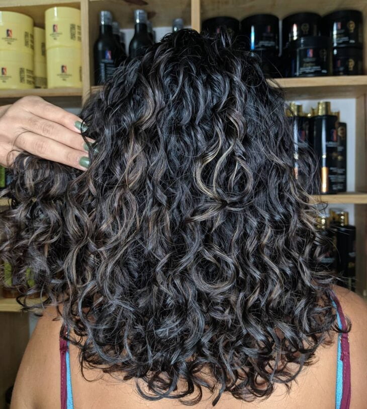 cabelo preto violeta cacheado