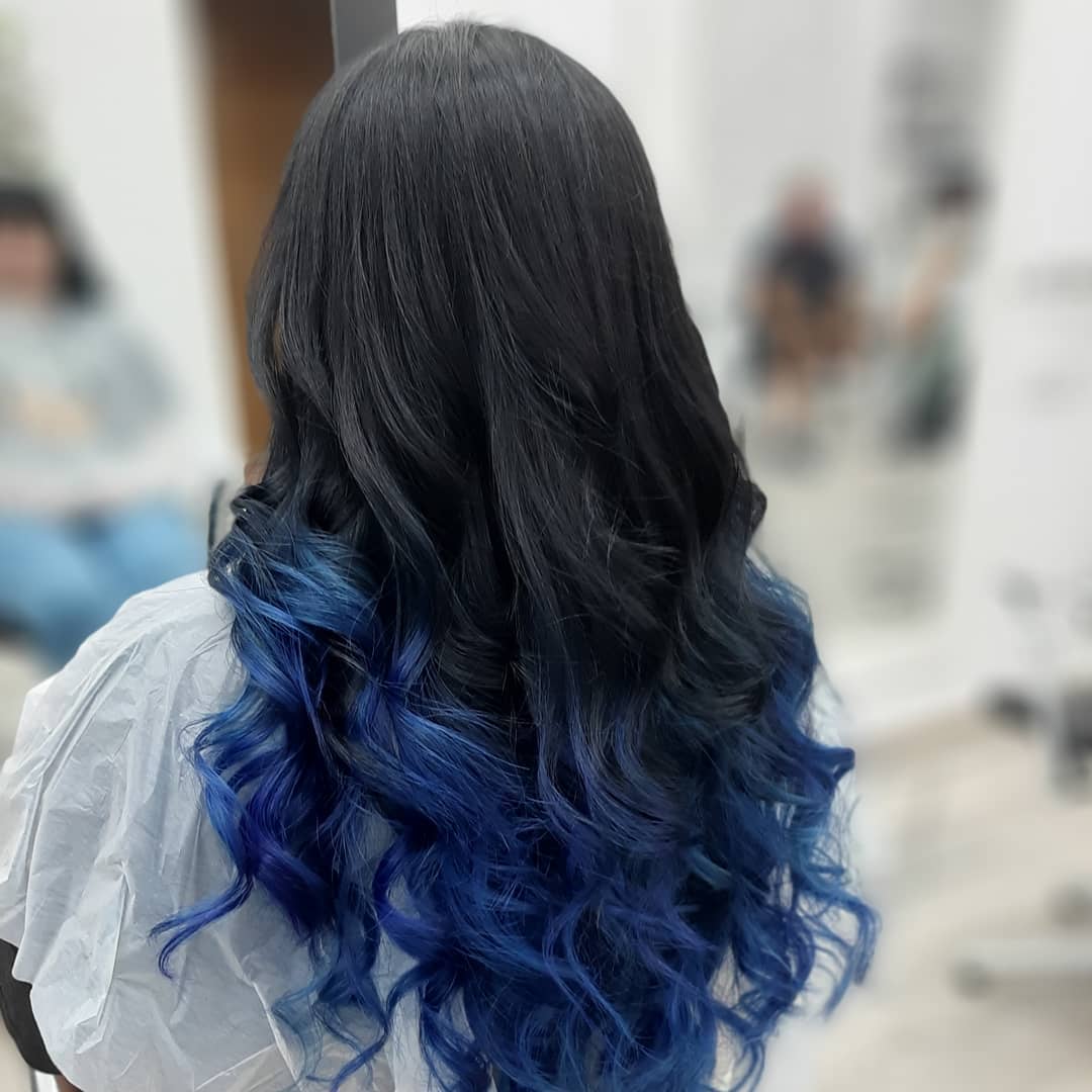 cabelo preto com pontas azuis