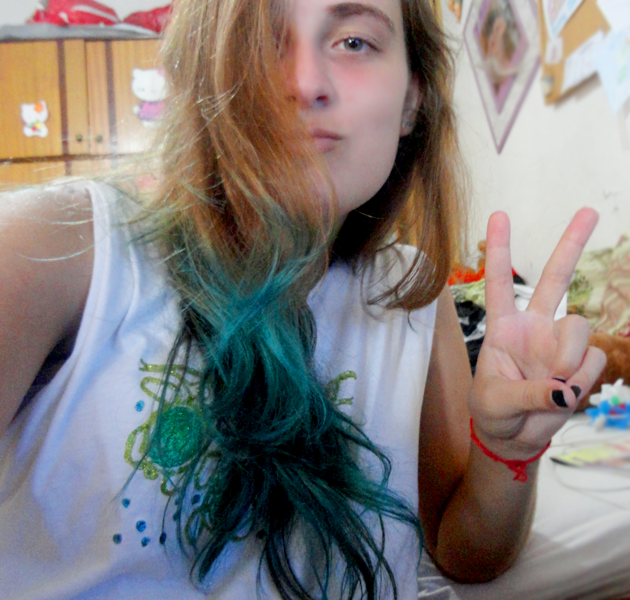 cabelo preto com pontas azuis